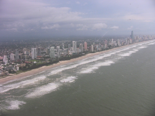 Plaża Gold Coast po burzy.