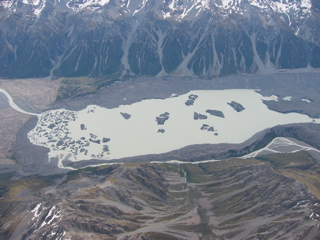 Jeziorko pod lodowcem Mt. Cook