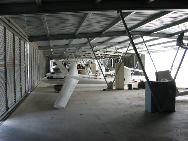 Hangar idealny. Cała ściana się otwiera.