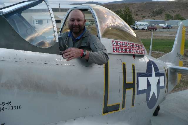 Jacek po locie w Mustangu.