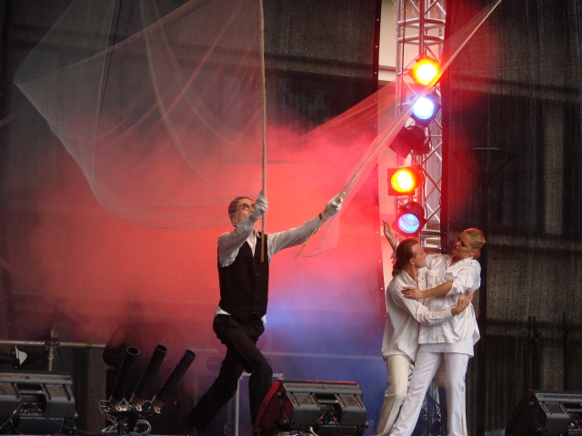 Nowoczesny performans na temat latania.